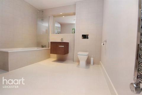 2 bed property, in Chatham Street, £200,000