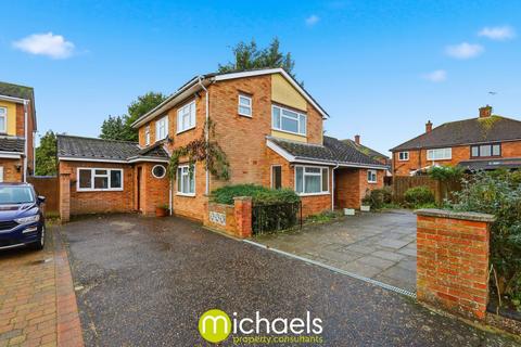 4 bed property, in Greystones Close, £450,000