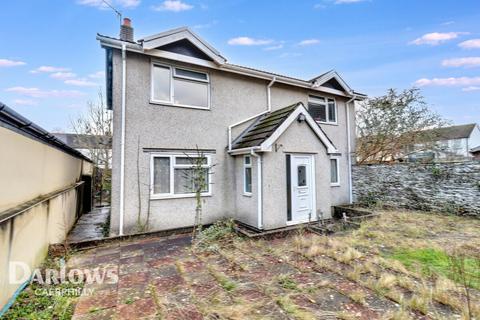 4 bed property, in Commercial Street, £290,000