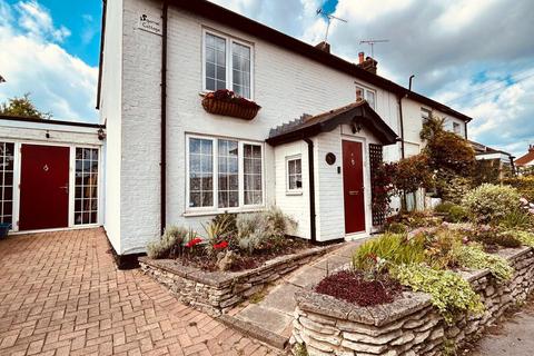 4 bed property, in Lower Farnham Road, £500,000