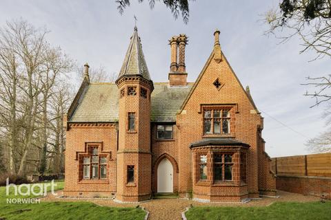 3 bed property, in Fakenham Road, £600,000
