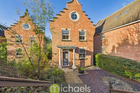 4 bed property, in Bays Drive, £500,000