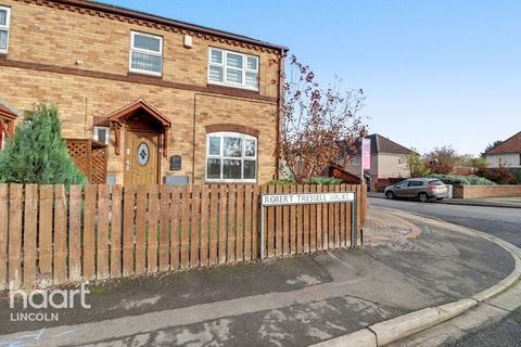 3 bed property, in Robert Tressell Walk, £200,000