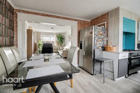 3 bed property, in Robert Tressell Walk, £200,000