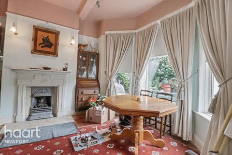 4 bed property, in Dewsland Park Road, £300,000