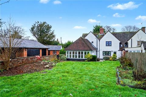 4 bed property, in Lower Hartwell, £895,000