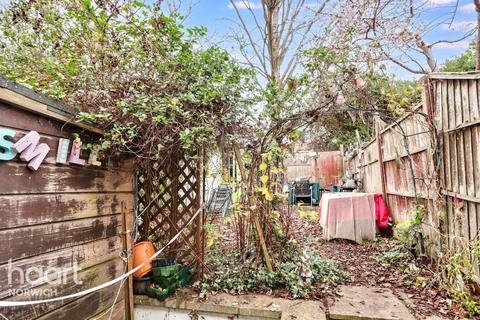 3 bed property, in Barrett Road, £175,000