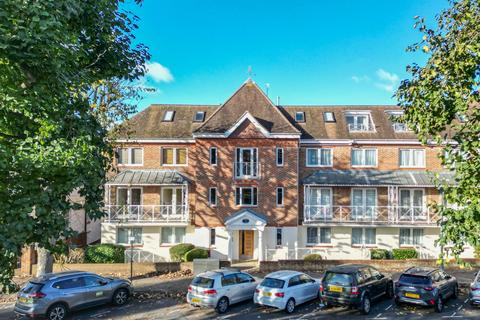 2 bed property, in Palmeira Avenue, £750,000