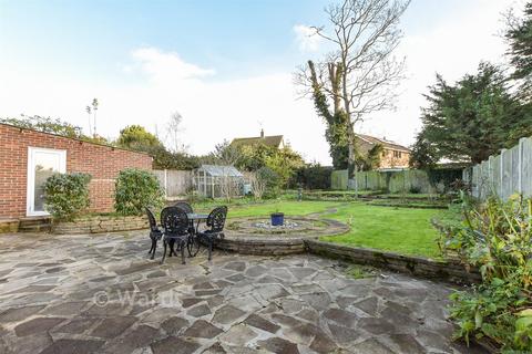 3 bed property, in Dane Court Gardens, £350,000