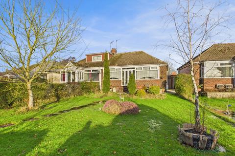 2 bed property, in Hull Road, £190,000