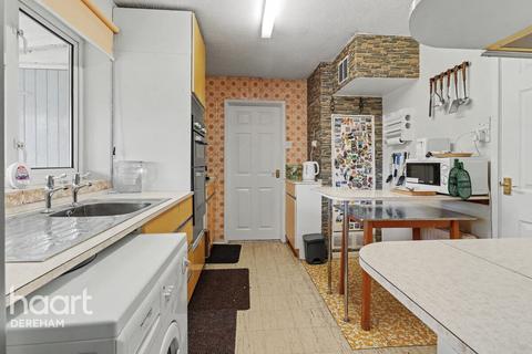 3 bed property, in Larch Grove, £250,000