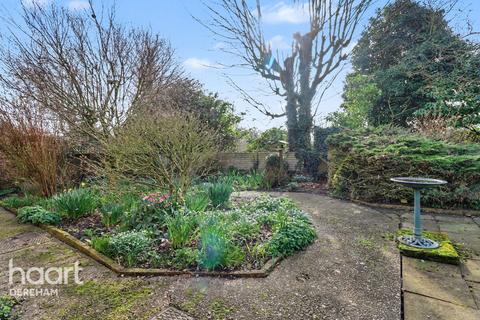 3 bed property, in Larch Grove, £270,000