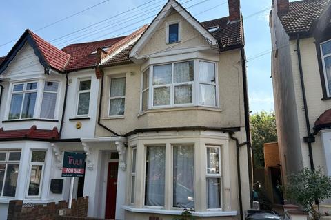 2 bed property, in Bensham Lane, £290,000
