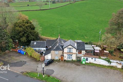 3 bed property, in Mitchel Troy Road, £450,000
