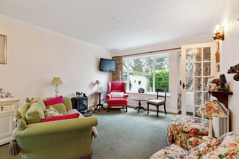 3 bed property, in Old Barn Close, £730,000