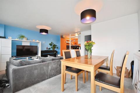 2 bed property, in Distillery Walk, £350,000