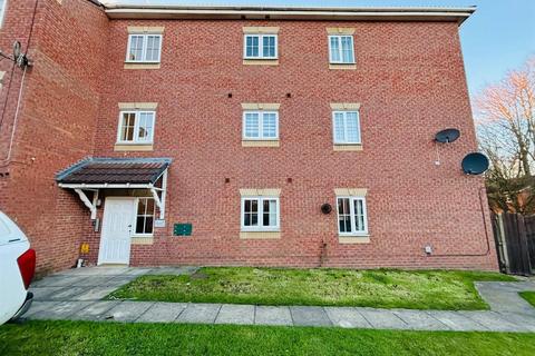 2 bed property, in Kensington Way, £95,000