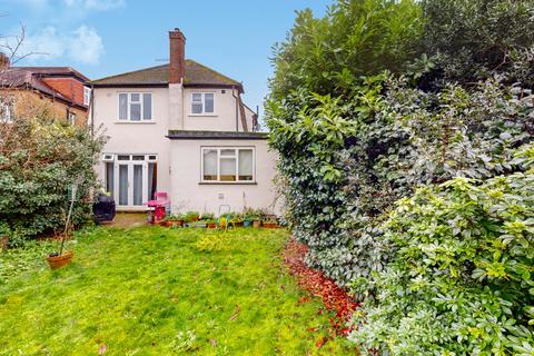 3 bed property, in The Avenue, £775,000