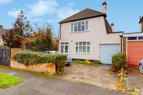3 bed property, in The Avenue, £735,000