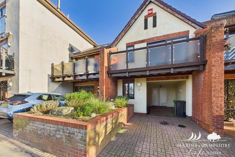 3 bed property, in Carne Place, £395,000