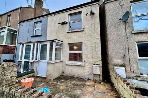 2 bed property, in Belle Vue Road, £125,000