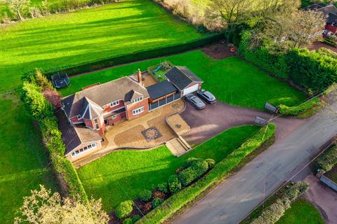 4 bed property, in Rownall Road, £800,000