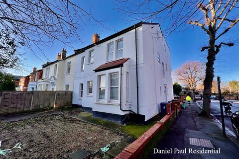 1 bed property, in Mount Park Road, £350,000