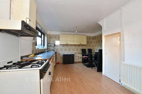 3 bed property, in Thatches Grove, £390,000
