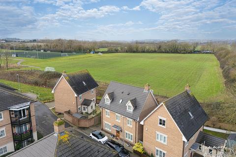 5 bed property, in Buckingham Road, £850,000