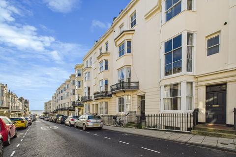 2 bed property, in Waterloo Street, £290,000
