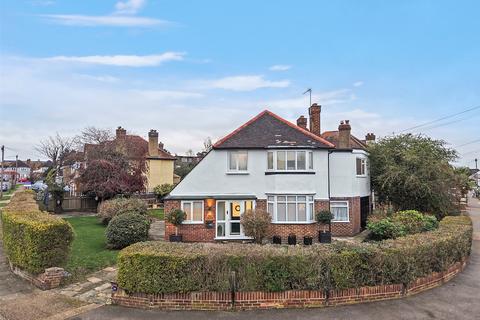 4 bed property, in Lakehurst Road, £835,000