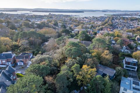 Studio, in Inverclyde Road, £180,000