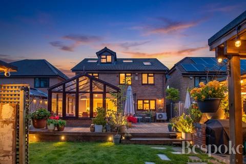 5 bed property, in Ryhill Way, £750,000