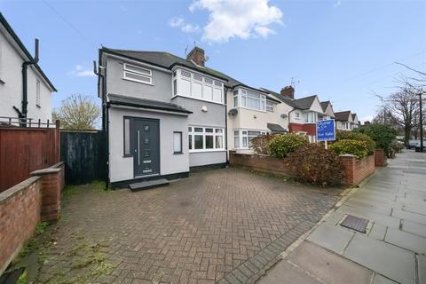 3 bed property, in Whitton Waye, £635,000