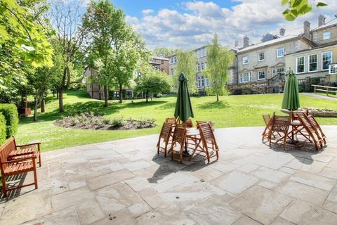 1 bed property, in Fairfield Road, £100,000