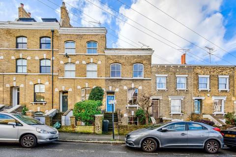 2 bed property, in Lambourn Road, £1,295,000