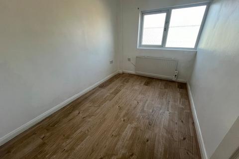 2 bed property, in Barking Road, £150,000