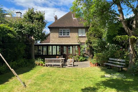 4 bed property, in Hook Road, £775,000