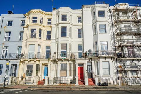2 bed property, in Marina, £175,000