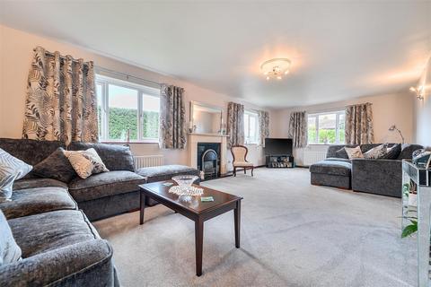 4 bed property, in Rheda Park, £440,000
