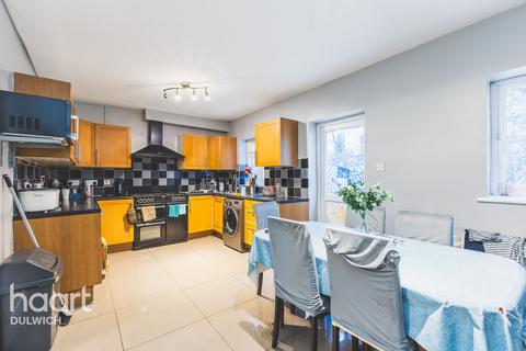 7 bed property, in Bowen Drive, £1,500,000