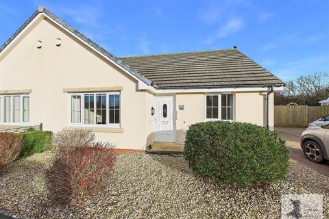 2 bed property, in Dol Y Dintir, £250,000