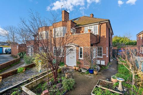 2 bed property, in Linden Close, £450,000