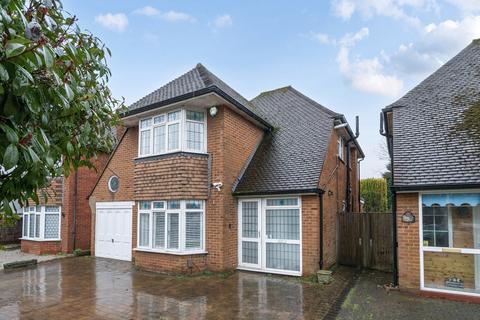 3 bed property, in Long Lane, £850,000