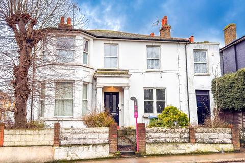 4 bed property, in Plumstead Common Road, £699,000