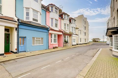 4 bed property, in Thorn Road, £595,000