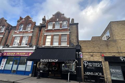 1 bed property, in High Street, £115,000