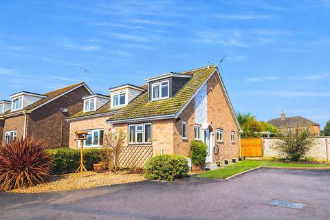 2 bed property, in Elizabeth Way, £340,000