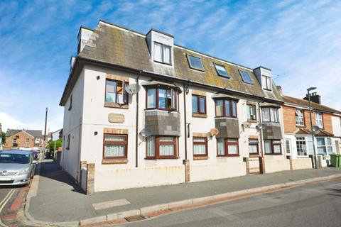 2 bed property, in Crescent Road, £140,000