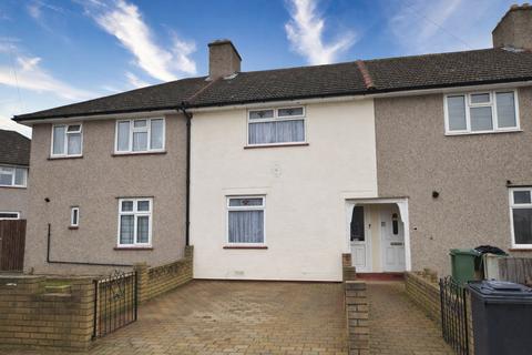 2 bed property, in Winding Way, £400,000